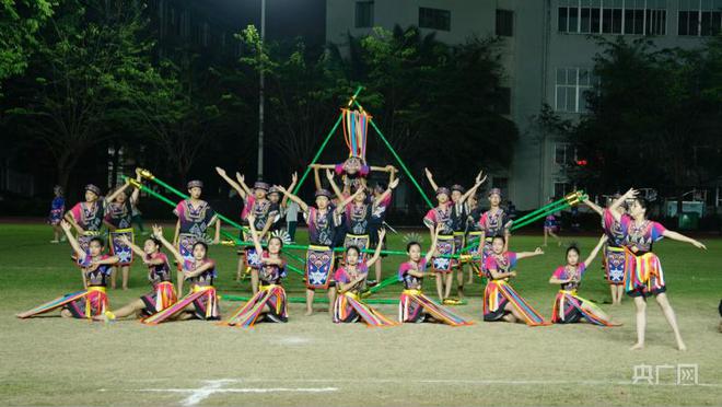 乐鱼APP-包含传统竹竿舞竞技，民族文化的青春展演的词条